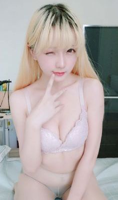 抽象画中的越南少女